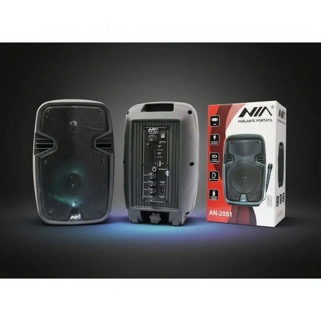 Cabina portátil NIA AN-2051 con parlante de 6,5", micrófono alámbrico, control remoto, Bluetooth, USB, SD, radio FM, TWS y luces LED. Tiene control de eco, bajos y agudos, y batería de hasta 8 horas. Ideal para karaoke, clases y eventos.