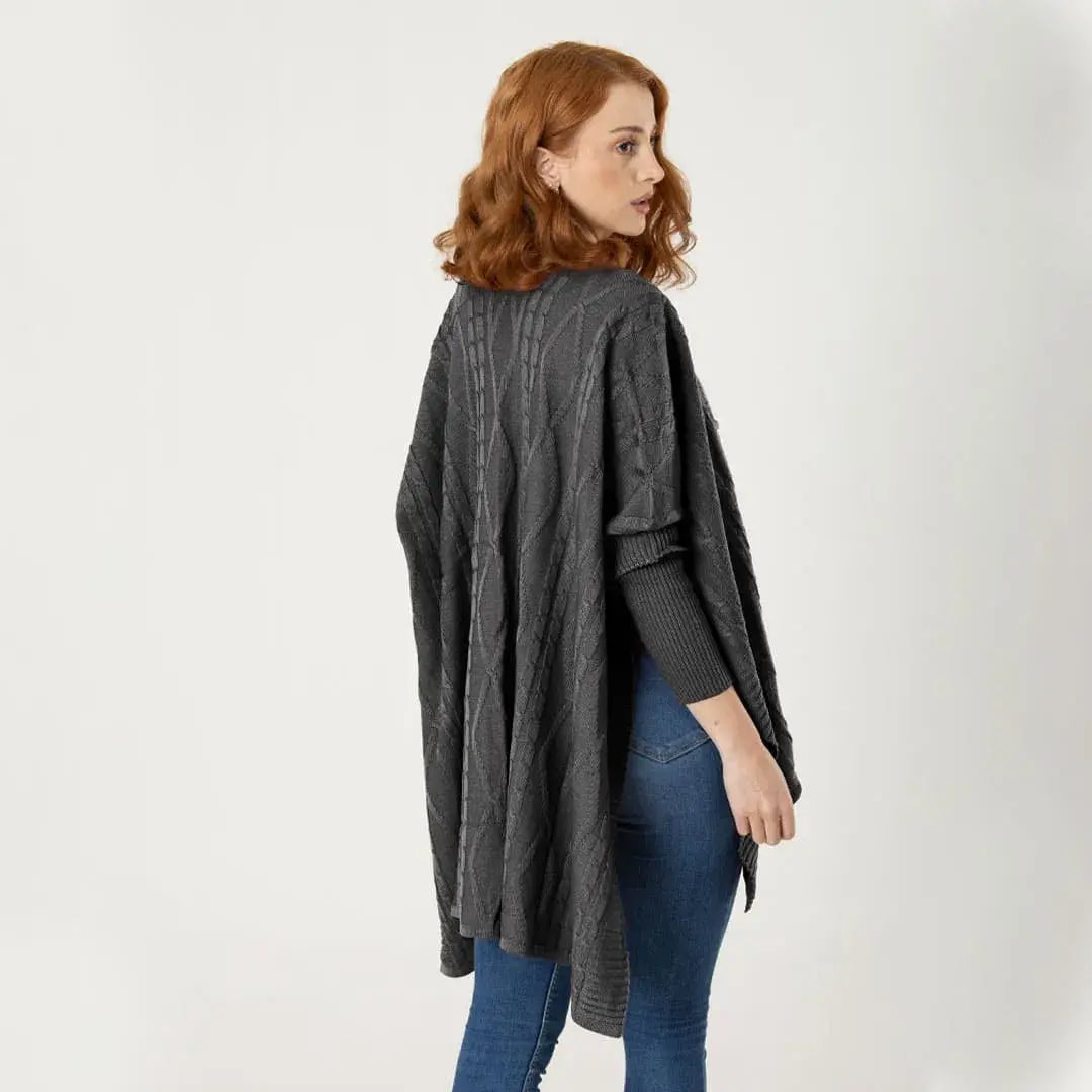 Chal Fiorella verde oliva para mujer, abierto, en acrílico suave y cálido con tejido trenzado. Mangas 3/4 en rib y silueta oversize. Talla única. Hecho en Colombia.
