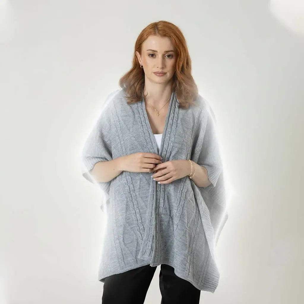 Chal Fiorella abierto sin mangas para mujer, en acrílico suave y cálido con tejido trenzado y excelente caída. Silueta oversize, color gris, talla única. Hecho en Colombia.