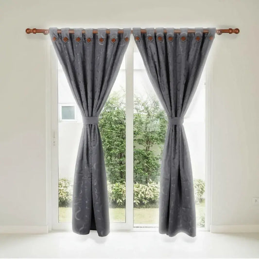 Juego de 2 cortinas antiluz en jacquard de 180 g, hechas en Colombia. Cada panel mide 140 x 210 cm. Reducen la luz, dan privacidad y decoran con textura elegante. Color firme, sin motas y no necesitan plancha.