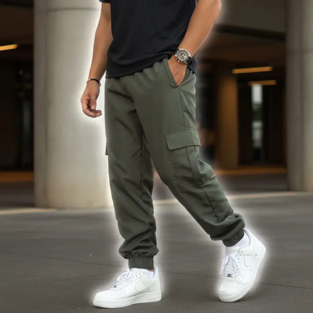Jogger cargo para hombre con costuras reforzadas y buenos acabados. Corte cómodo y estilo urbano con bolsillos laterales. Disponible en 7 colores, fácil de combinar con tenis y camisetas. Ideal para el día a día.