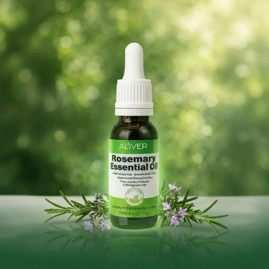 Aceite esencial de romero Rosemary para masajes en el cuero cabelludo. Ayuda a fortalecer el cabello contra el quiebre y le da brillo y vitalidad desde la raíz. También sirve para masajes corporales y aromaterapia. Se usa diluido.