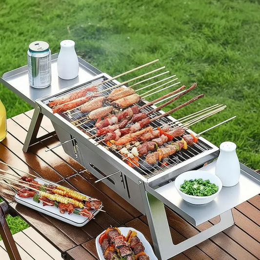 Asador portátil plegable de acero inoxidable para carbón. Se arma en segundos sin herramientas, es estable, tiene una parrilla amplia y es fácil de limpiar. Cabe en el baúl del carro. Ideal para camping, playa, finca, paseos y patio.