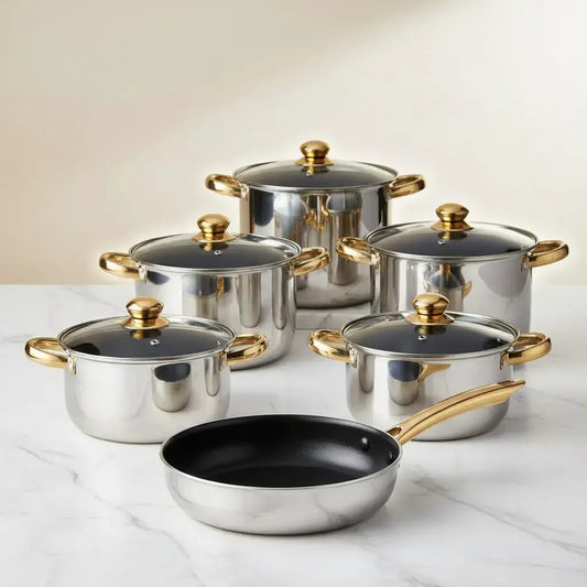 Batería de cocina de acero de 12 piezas: un juego de ollas plateadas de diferentes capacidades con tapas de vidrio templado. Es clásica, elegante e ideal para cocinar para toda la familia. Un regalo perfecto para estrenar casa.