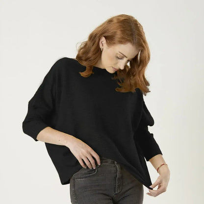 Blusa Celeste negra para mujer en tejido de punto acrílico, suave y cálida. Cuello bandeja y mangas 3/4. Casual o semiformal, talla única. Hecha en Colombia.