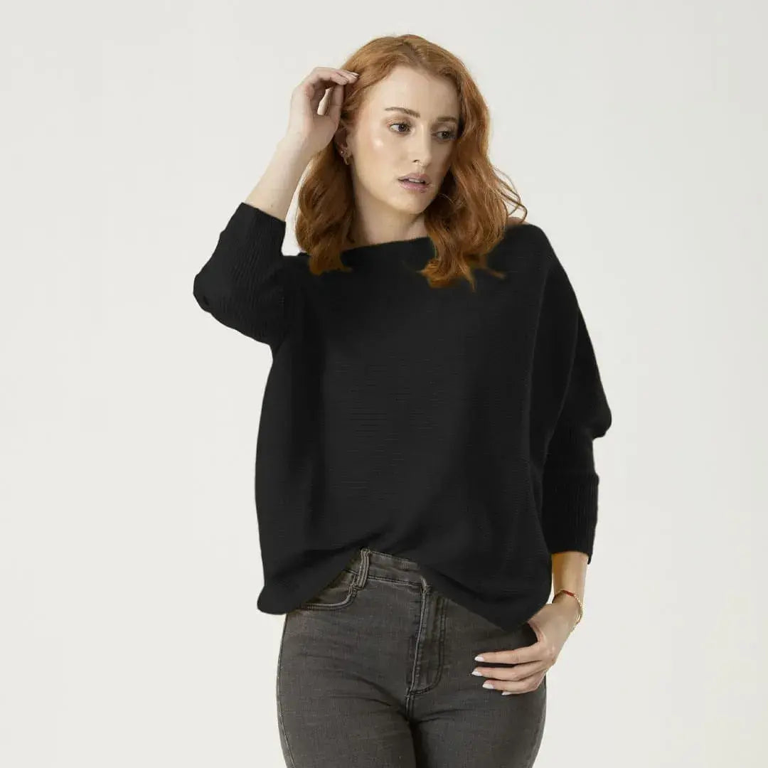 Blusa Celeste negra para mujer en tejido de punto acrílico, suave y cálida. Cuello bandeja y mangas 3/4. Casual o semiformal, talla única. Hecha en Colombia.