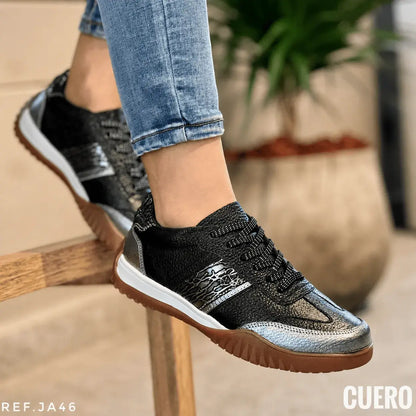 Bolichero para dama en 100% cuero con plantilla confort, suela bicolor y apliques en folias. Cómodo, moderno y resistente para uso diario.