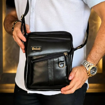 Bolso para caballero 100% cuero con compartimiento principal y tres bolsillos externos. Elegante, resistente y funcional para trabajo, viajes y uso diario.
