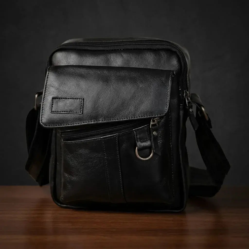 Bolso para caballero 100% cuero con compartimiento principal y tres bolsillos externos. Elegante, resistente y funcional para trabajo, viajes y uso diario.