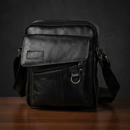 Bolso para caballero 100% cuero con compartimiento principal y tres bolsillos externos. Elegante, resistente y funcional para trabajo, viajes y uso diario.