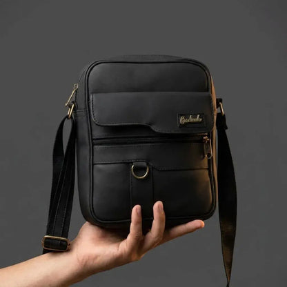 Bolso para caballero 100% cuero con compartimiento principal y tres bolsillos externos. Elegante, resistente y funcional para trabajo, viajes y uso diario.
