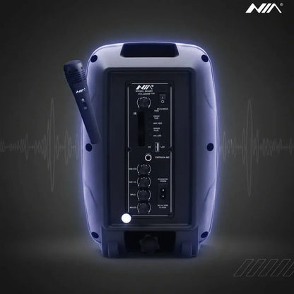 Cabina portátil NIA AN-2051 con parlante de 6,5", micrófono alámbrico, control remoto, Bluetooth, USB, SD, radio FM, TWS y luces LED. Tiene control de eco, bajos y agudos, y batería de hasta 8 horas. Ideal para karaoke, clases y eventos.