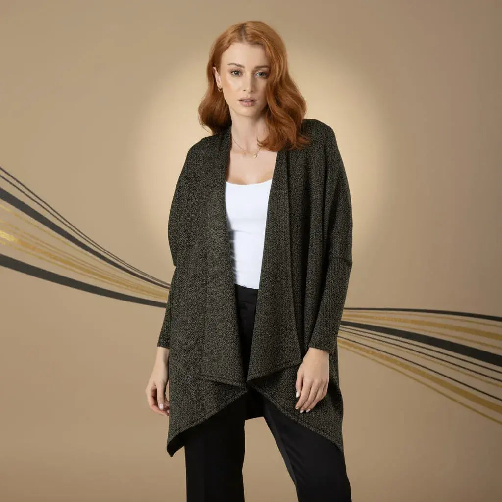 Chal Aurora para mujer en tejido de punto negro con destellos dorados de lurex y mangas integradas. Ligero, suave y elegante. Talla única. Hecho en Colombia. Ideal para fiestas de fin de año.