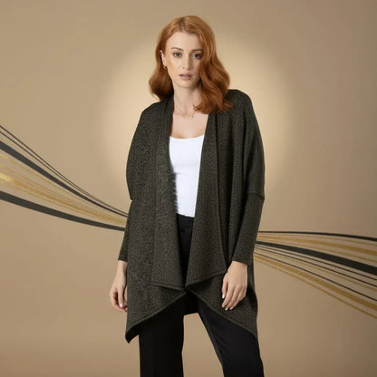 Chal Aurora para mujer en tejido de punto negro con destellos dorados de lurex y mangas integradas. Ligero, suave y elegante. Talla única. Hecho en Colombia. Ideal para fiestas de fin de año.