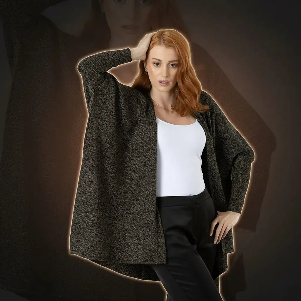Chal Aurora para mujer en tejido de punto negro con destellos dorados de lurex y mangas integradas. Ligero, suave y elegante. Talla única. Hecho en Colombia. Ideal para fiestas de fin de año.