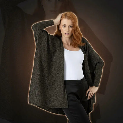 Chal Aurora para mujer en tejido de punto negro con destellos dorados de lurex y mangas integradas. Ligero, suave y elegante. Talla única. Hecho en Colombia. Ideal para fiestas de fin de año.