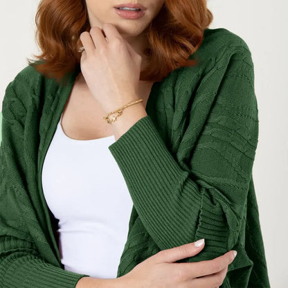 Chal Fiorella verde oliva para mujer, abierto, en acrílico suave y cálido con tejido trenzado. Mangas 3/4 en rib y silueta oversize. Talla única. Hecho en Colombia.