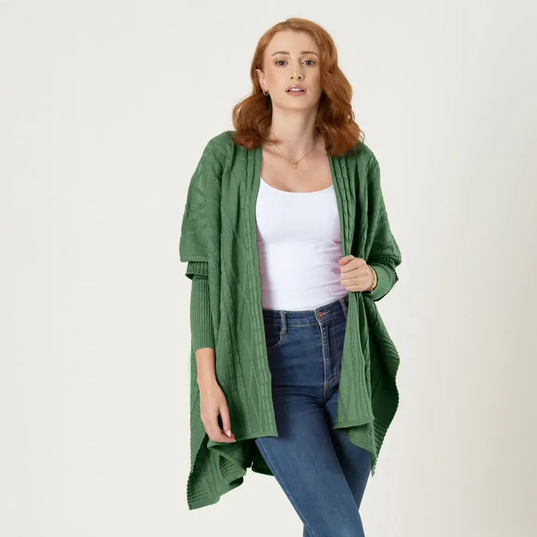 Chal Fiorella verde oliva para mujer, abierto, en acrílico suave y cálido con tejido trenzado. Mangas 3/4 en rib y silueta oversize. Talla única. Hecho en Colombia.