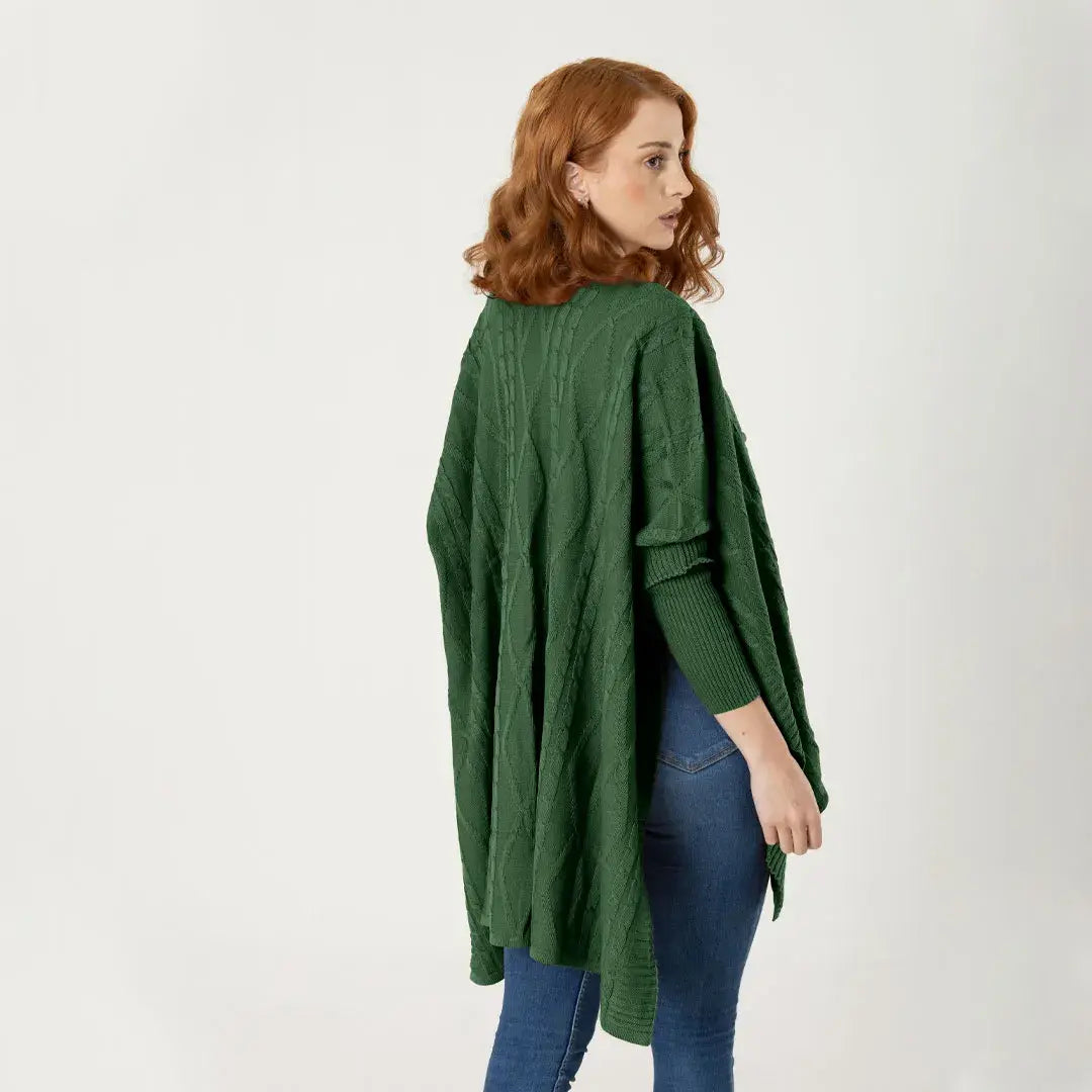 Chal Fiorella verde oliva para mujer, abierto, en acrílico suave y cálido con tejido trenzado. Mangas 3/4 en rib y silueta oversize. Talla única. Hecho en Colombia.