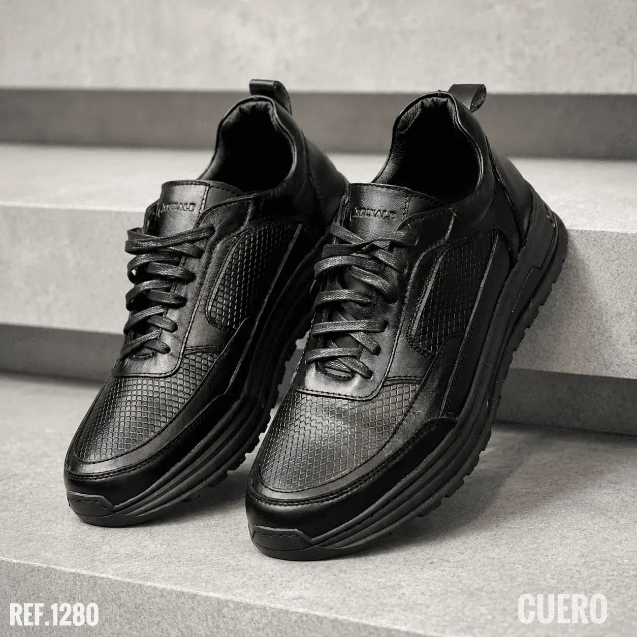 Zapato sport para hombre en cuero encerado y grabado con plantilla confort, cordones encerados y suela expanso bicolor cosida. Elegante, cómodo y resistente.