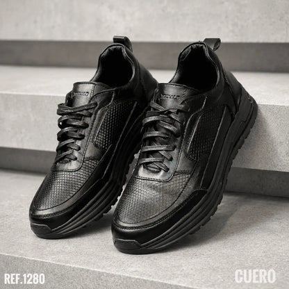 Zapato sport para hombre en cuero encerado y grabado con plantilla confort, cordones encerados y suela expanso bicolor cosida. Elegante, cómodo y resistente.