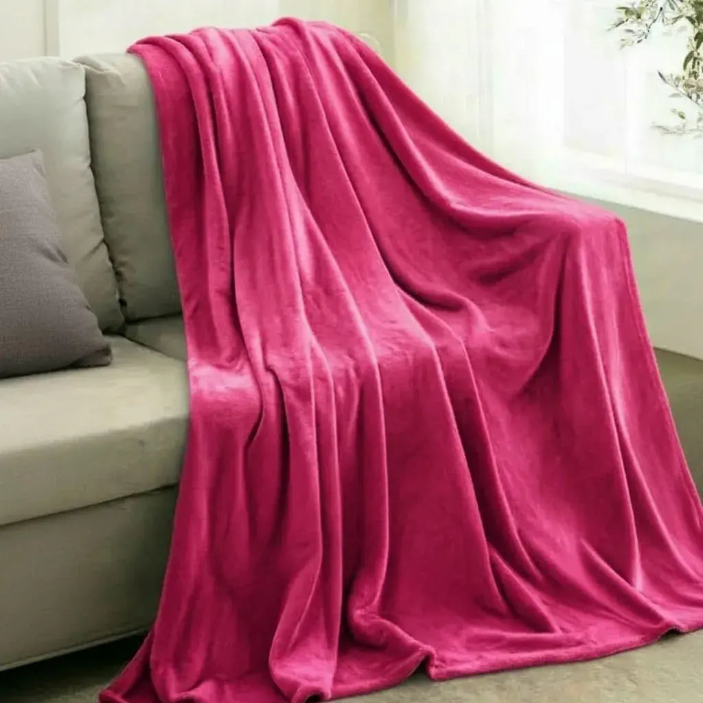 Cobija piel de conejo con textura piña, doble faz, de 215 x 215 cm y cerca de 1 kg. Gruesa, muy abrigadora y ultra suave. No transparenta. Para cama doble o queen. Varios diseños.