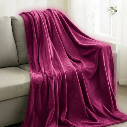 Cobija piel de conejo con textura piña, doble faz, de 215 x 215 cm y cerca de 1 kg. Gruesa, muy abrigadora y ultra suave. No transparenta. Para cama doble o queen. Varios diseños.