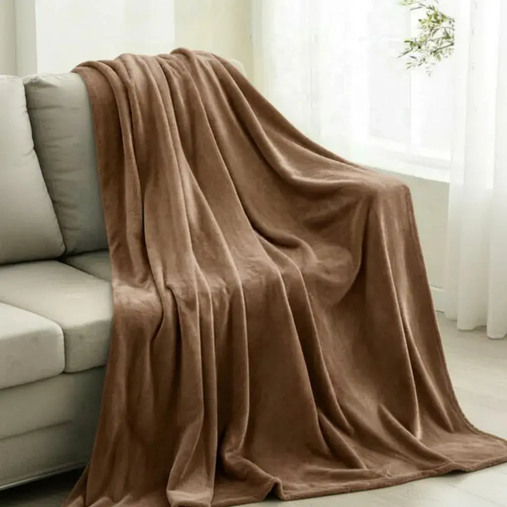 Cobija piel de conejo con textura piña, doble faz, de 215 x 215 cm y cerca de 1 kg. Gruesa, muy abrigadora y ultra suave. No transparenta. Para cama doble o queen. Varios diseños.