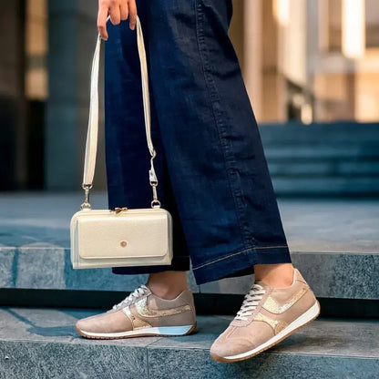 Combo premium para dama con bolichero Lucca en cuero craquelado y bolso portacelular 100% cuero. Elegante, cómodo y funcional para uso diario, oficina o viajes.