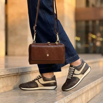 Combo premium para dama con bolichero Lucca en cuero craquelado y bolso portacelular 100% cuero. Elegante, cómodo y funcional para uso diario, oficina o viajes.