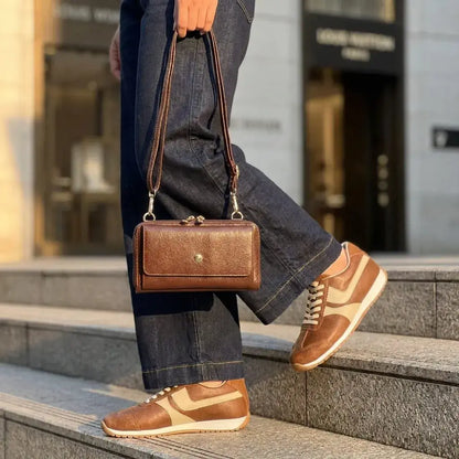 Combo premium para dama con bolichero Lucca en cuero craquelado y bolso portacelular 100% cuero. Elegante, cómodo y funcional para uso diario, oficina o viajes.