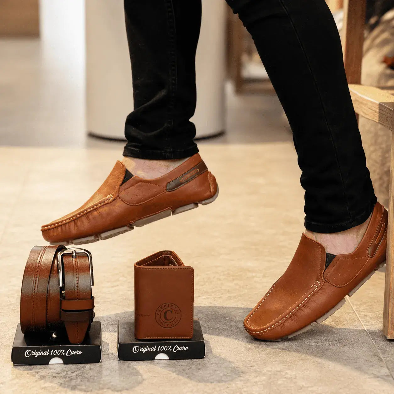 Combo para hombre con mocasín tejido en cuero encerado, correa 100% cuero y billetera tres partes. Elegante, cómodo y funcional para uso diario o regalo.