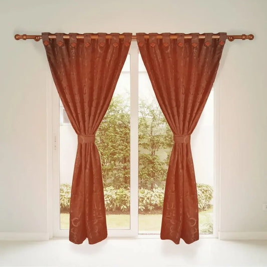 Juego de 2 cortinas antiluz en jacquard de 180 g, hechas en Colombia. Cada panel mide 140 x 210 cm. Reducen la luz, dan privacidad y decoran con textura elegante. Color firme, sin motas y no necesitan plancha.