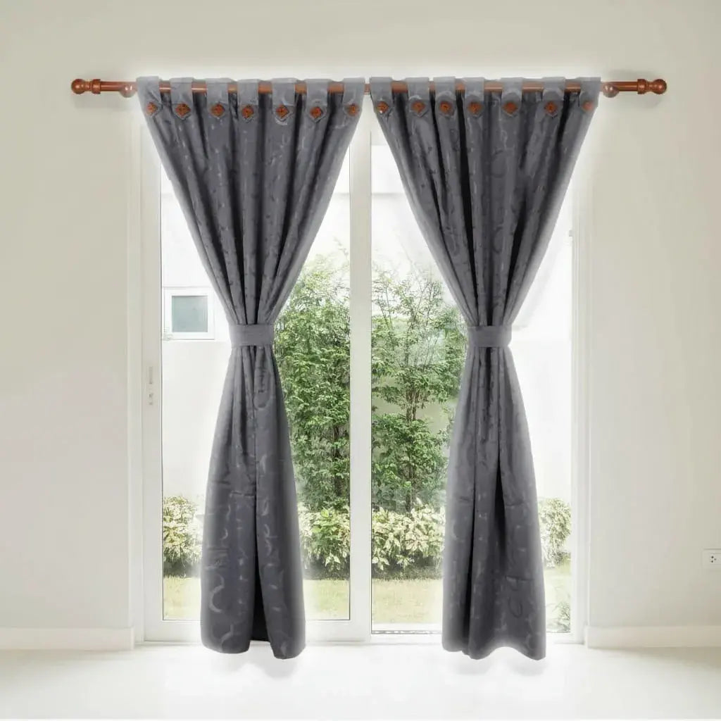 Juego de 2 cortinas antiluz en jacquard de 180 g, hechas en Colombia. Cada panel mide 140 x 210 cm. Reducen la luz, dan privacidad y decoran con textura elegante. Color firme, sin motas y no necesitan plancha.