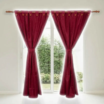 Juego de 2 cortinas antiluz en jacquard de 180 g, hechas en Colombia. Cada panel mide 140 x 210 cm. Reducen la luz, dan privacidad y decoran con textura elegante. Color firme, sin motas y no necesitan plancha.