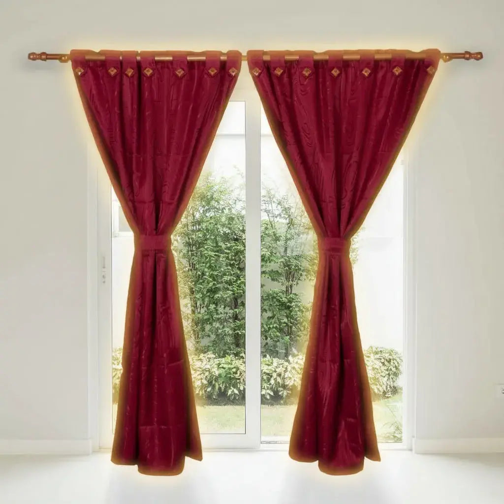 Juego de 2 cortinas antiluz en jacquard de 180 g, hechas en Colombia. Cada panel mide 140 x 210 cm. Reducen la luz, dan privacidad y decoran con textura elegante. Color firme, sin motas y no necesitan plancha.