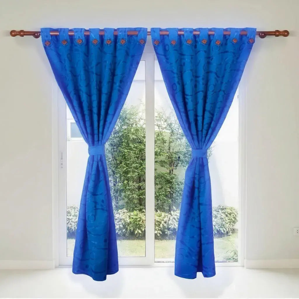 Juego de 2 cortinas antiluz en jacquard de 180 g, hechas en Colombia. Cada panel mide 140 x 210 cm. Reducen la luz, dan privacidad y decoran con textura elegante. Color firme, sin motas y no necesitan plancha.