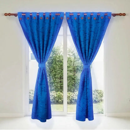 Juego de 2 cortinas antiluz en jacquard de 180 g, hechas en Colombia. Cada panel mide 140 x 210 cm. Reducen la luz, dan privacidad y decoran con textura elegante. Color firme, sin motas y no necesitan plancha.