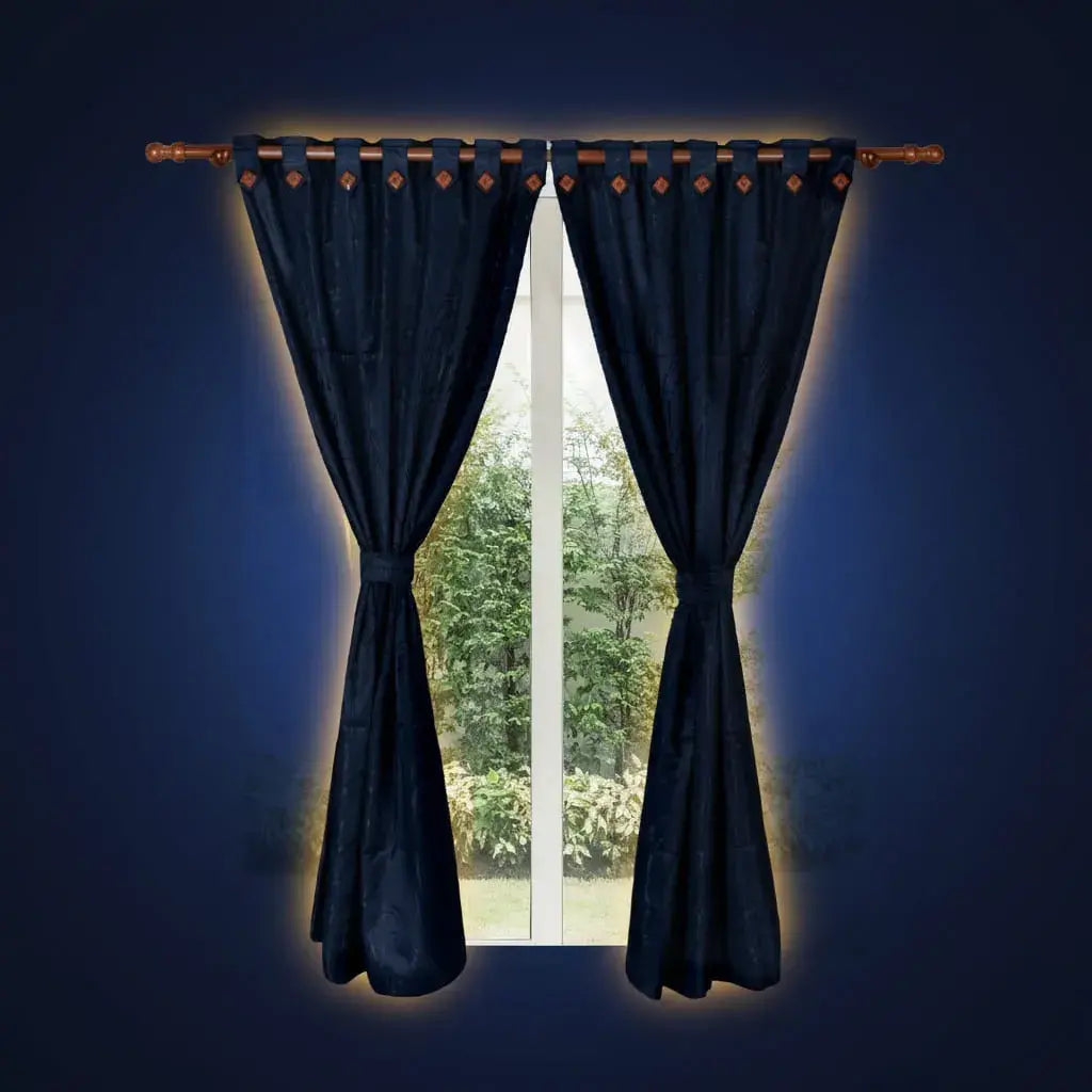 Juego de 2 cortinas antiluz en jacquard de 180 g, hechas en Colombia. Cada panel mide 140 x 210 cm. Reducen la luz, dan privacidad y decoran con textura elegante. Color firme, sin motas y no necesitan plancha.