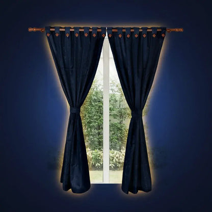 Juego de 2 cortinas antiluz en jacquard de 180 g, hechas en Colombia. Cada panel mide 140 x 210 cm. Reducen la luz, dan privacidad y decoran con textura elegante. Color firme, sin motas y no necesitan plancha.