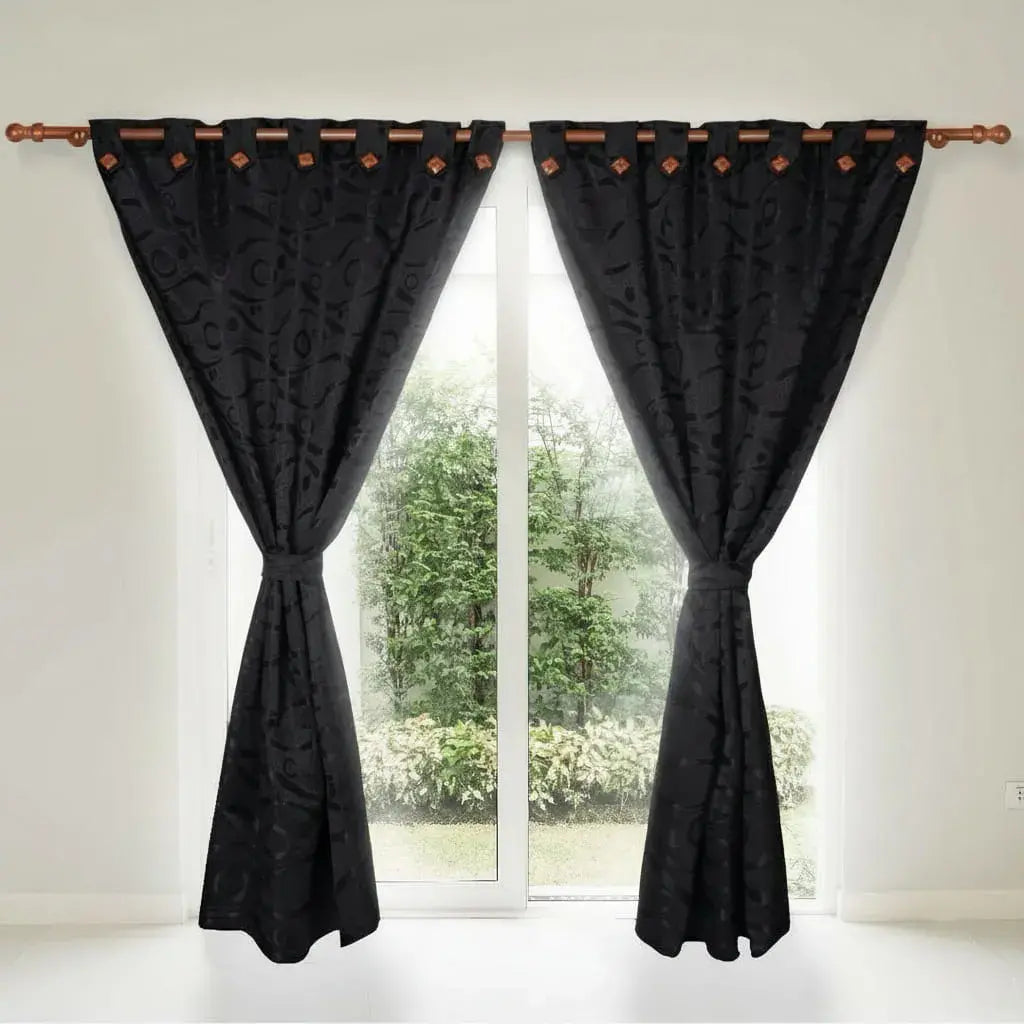 Juego de 2 cortinas antiluz en jacquard de 180 g, hechas en Colombia. Cada panel mide 140 x 210 cm. Reducen la luz, dan privacidad y decoran con textura elegante. Color firme, sin motas y no necesitan plancha.