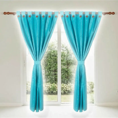 Juego de 2 cortinas antiluz en jacquard de 180 g, hechas en Colombia. Cada panel mide 140 x 210 cm. Reducen la luz, dan privacidad y decoran con textura elegante. Color firme, sin motas y no necesitan plancha.