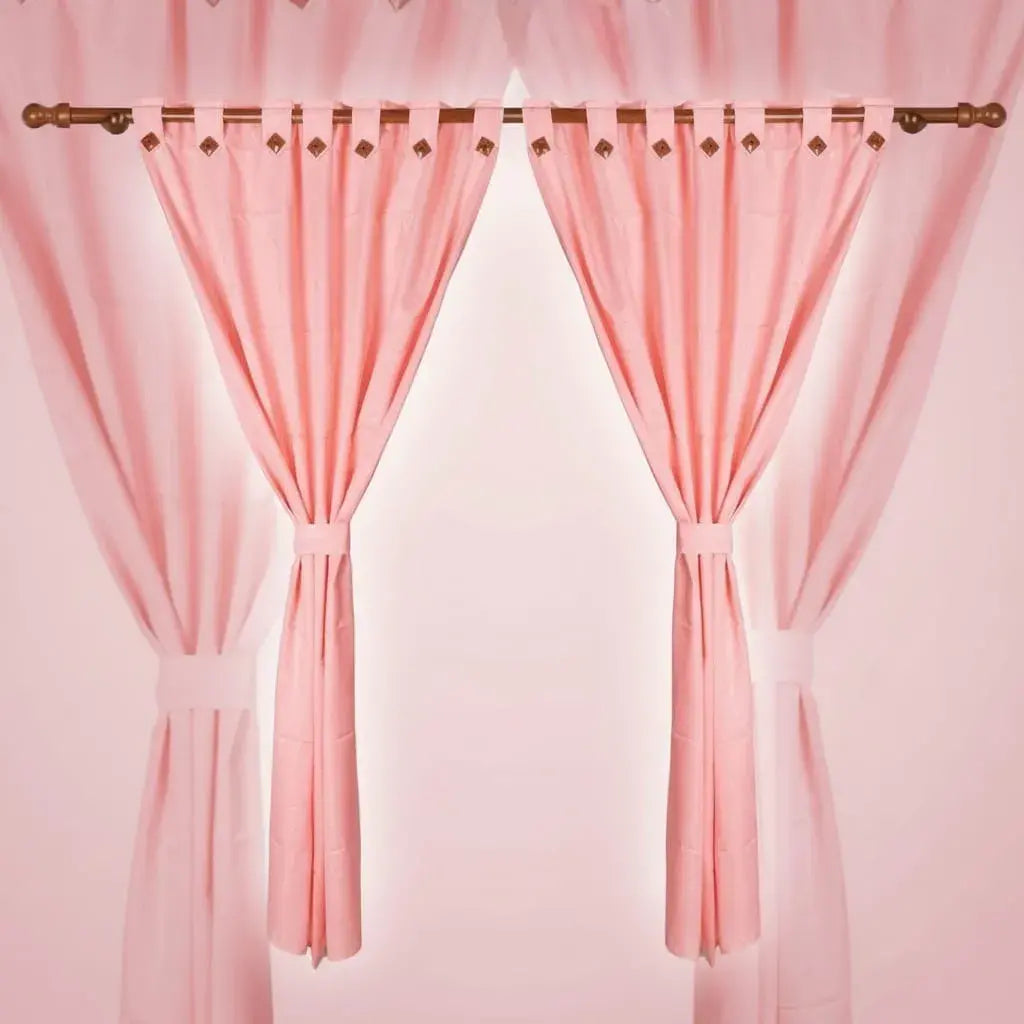 Juego de 2 cortinas antiluz en jacquard de 180 g, hechas en Colombia. Cada panel mide 140 x 210 cm. Reducen la luz, dan privacidad y decoran con textura elegante. Color firme, sin motas y no necesitan plancha.