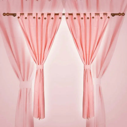 Juego de 2 cortinas antiluz en jacquard de 180 g, hechas en Colombia. Cada panel mide 140 x 210 cm. Reducen la luz, dan privacidad y decoran con textura elegante. Color firme, sin motas y no necesitan plancha.