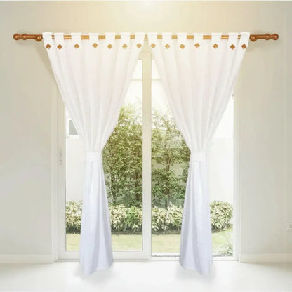 Juego de 2 cortinas antiluz en jacquard de 180 g, hechas en Colombia. Cada panel mide 140 x 210 cm. Reducen la luz, dan privacidad y decoran con textura elegante. Color firme, sin motas y no necesitan plancha.