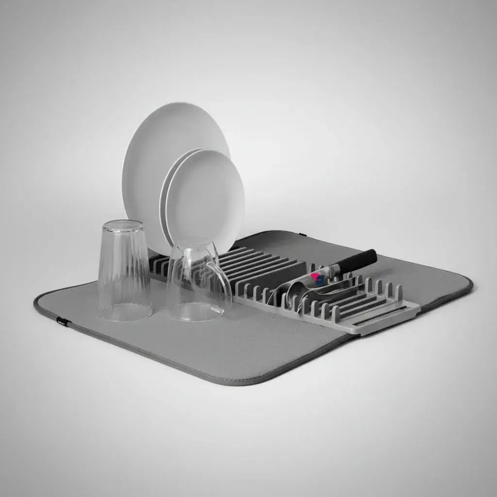 Escurridor de platos plegable 2 en 1 con tapete absorbente de 54 x 44 cm. Su rejilla de plástico PP, libre de BPA, es desmontable y tiene capacidad para 20 platos. Mantiene el mesón seco y organizado, y se guarda sin ocupar espacio.