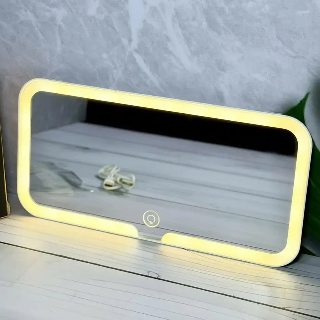Espejo de maquillaje LED para parasol de carro, recargable por USB. 3 tonos de luz, brillo ajustable y 60 LED. Mide 26 x 13,5 cm, dura hasta 8 horas por carga y se instala con velcro en la visera.