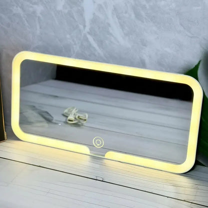 Espejo de maquillaje LED para parasol de carro, recargable por USB. 3 tonos de luz, brillo ajustable y 60 LED. Mide 26 x 13,5 cm, dura hasta 8 horas por carga y se instala con velcro en la visera.