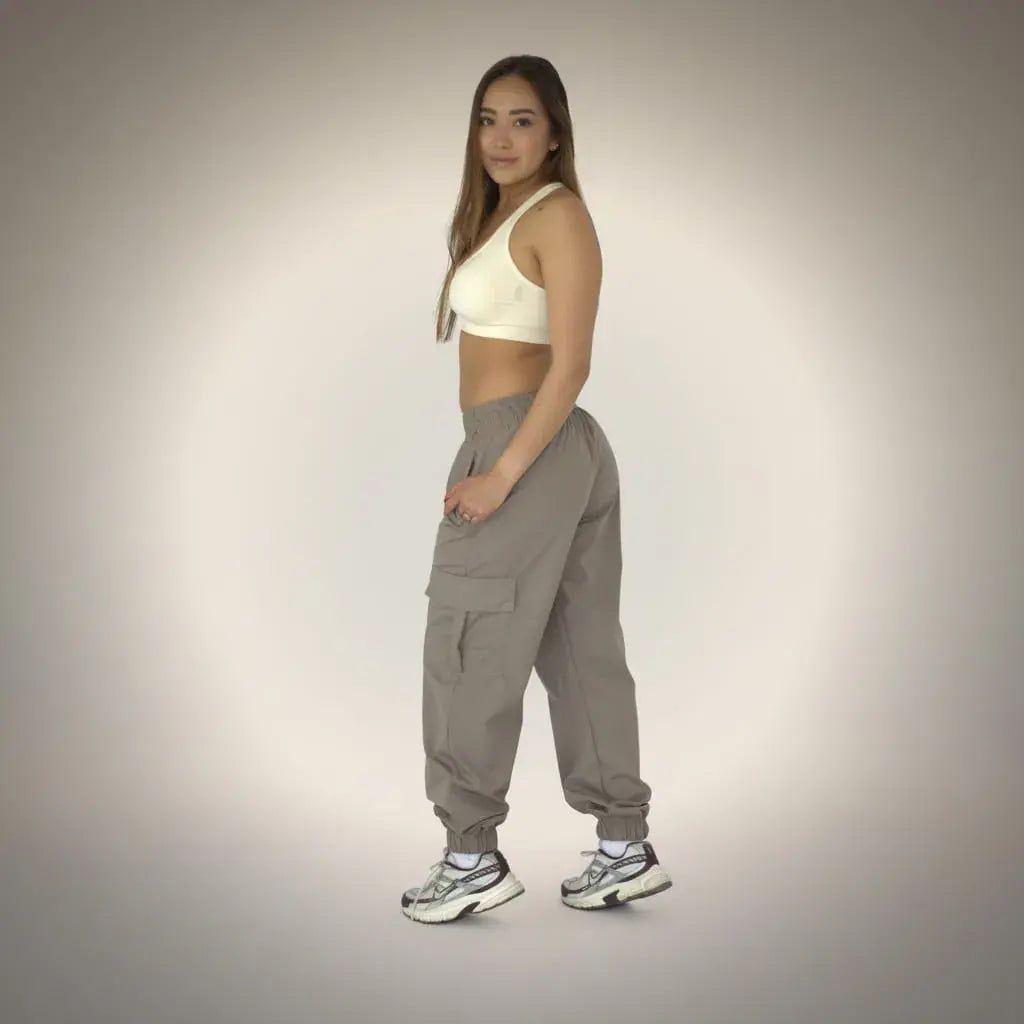 Jogger cargo con 4 bolsillos funcionales y buenos acabados. Corte cómodo y estilo urbano. Disponible en negro, verde militar, blanco, azul oscuro, camel, gris oscuro y gris claro. Tallas S, M, L y XL.