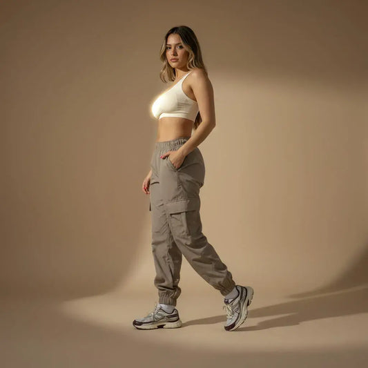 Jogger cargo con 4 bolsillos funcionales y buenos acabados. Corte cómodo y estilo urbano. Disponible en negro, verde militar, blanco, azul oscuro, camel, gris oscuro y gris claro. Tallas S, M, L y XL.